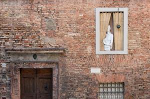 photos of Tuscany - The Shy Lady on the Wall