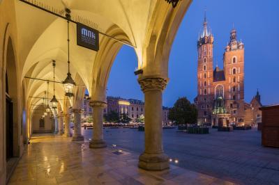 Krakow photo spots - St. Mary's Basilica from Sukiennice