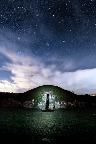 pictures of North Wales - Bryn Celli Ddu Burial Chamber