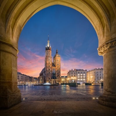 images of Krakow - St. Mary's Basilica from Sukiennice