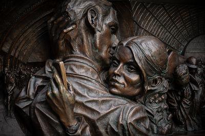 photo locations in England - St Pancras International - Lovers Statue