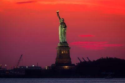 New York photo locations - Statue of Liberty from the Brooklyn Bridge Park