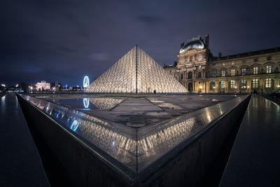 pictures of Paris - Pyramide du Louvre (Louvre Exterior)