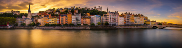 End of the day in Lyon and the Saône to celebrate the trophy obtained by Lyon for the "best European weekend destination". We see from left to right the footbridge and the St George church, Old Lyon (of which we can see just one end of the St-Jean cathedral), the basilica and the Fourvière tower at the top of the hill and in the distance on the right, behind the Bonaparte bridge, the Croix Rousse.