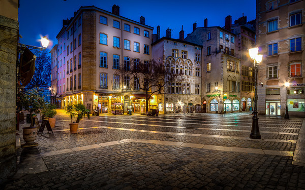 Square of Change in the old Lyon by night. This square is located in the 5th arrondissement of Lyon and its name is given by the temple of exchange. It was built on plans by the architect Simon Gourdet between 1631 and 1653, then remodeled under the direction of Jacques-Germain Soufflot in 1748-1750. He has been assigned to Protestant worship since 1803.
