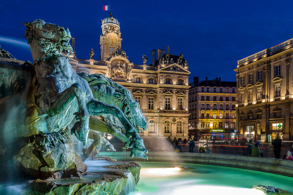 Bartholdi Fountain and City Hall of Lyon on the square of Terreaux.
The commonly accepted origin is that the name "Terreaux" comes from the Latin "Terralia" meaning ditch and that a ditch was found here until the sixteenth century. Another origin speaks of the land used to dig these ditches and it is this hillock that would have remained in the memories