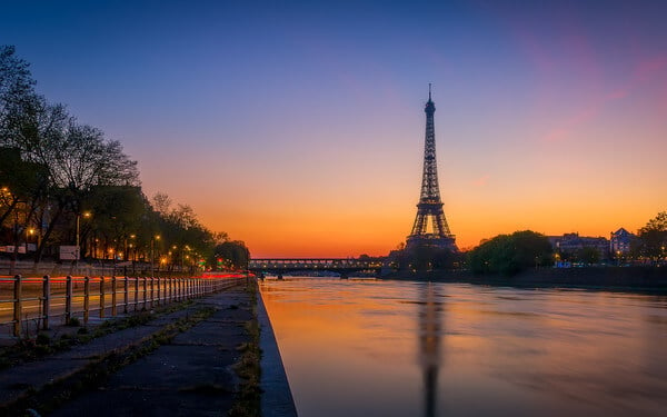 Sunrise over the Bir Hakeim bridge and the Eiffel tower seen from the banks of the Seine, along the Voie Georges Pompidou.