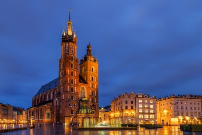images of Krakow - St. Mary's Basilica from Sukiennice