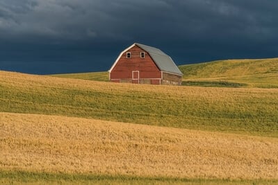 photo locations in Whitman County - Red Barn on hill above Oakesdale Road