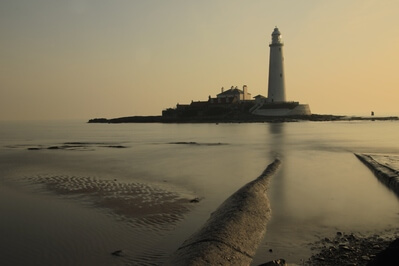 images of Northumberland - St Mary's Lighthouse & Causeway
