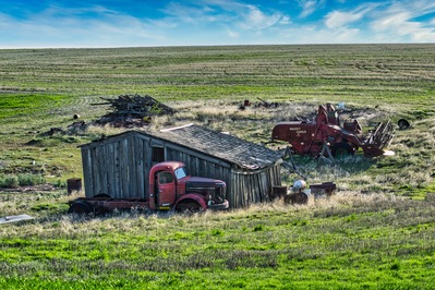 photo spots in Lincoln County - Old Red REO Truck and Harvester