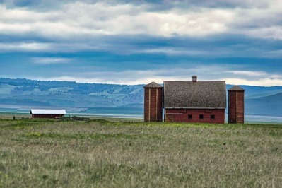 Washington photography spots - Red Barn With Double Silos