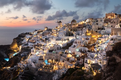 photography locations in Greece - Sunset View from Oia Castle, Santorini 