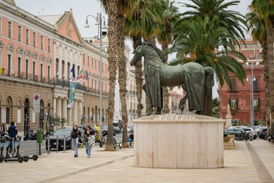 Puglia photo locations - Piazza della Liberta & Cavalo Statue