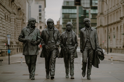 photo spots in England - The Beatles Statue