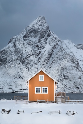 Norway photo locations - Famous Sakrisøy yellow house