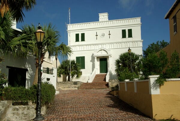 State House, constructed in 1621 specifically to serve (instead of at St. Peter's Church as before, from 1620) as the meeting place of local parliamentarians. It later became a Freemasons Lodge but is open to the public. It was the first stone-built civilian property in Bermuda and one of the oldest standing stone structures erected by English colonists in the New World. 