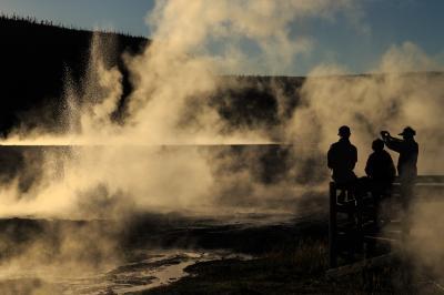 pictures of Yellowstone National Park - Cliff Geyser – Black Sand Basin