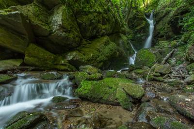 photography locations in Bulgaria - Leshnishki waterfall