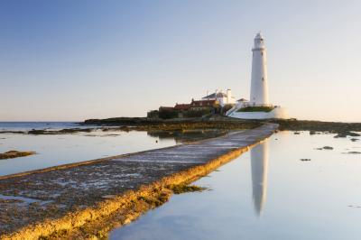 images of Northumberland - St Mary's Lighthouse & Causeway