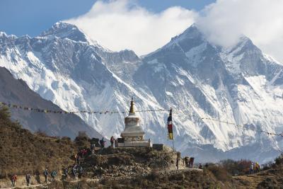 photos of Nepal - Chorten and Everest
