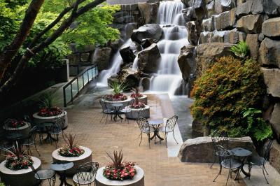 images of Seattle - UPS Waterfall Garden Park
