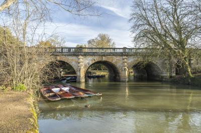 photo spots in England - Magdalen Bridge