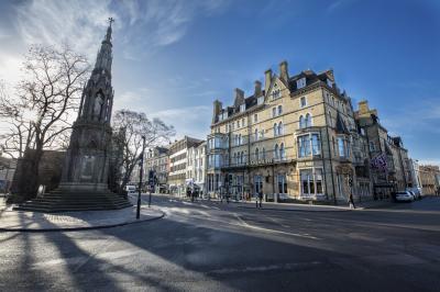 photography spots in England - The Randolph Hotel