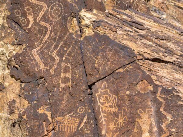photography spots in Utah - Parowan Gap Petroglyphs