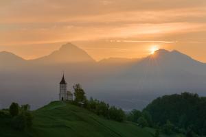 Slovenia images - Jamnik Church