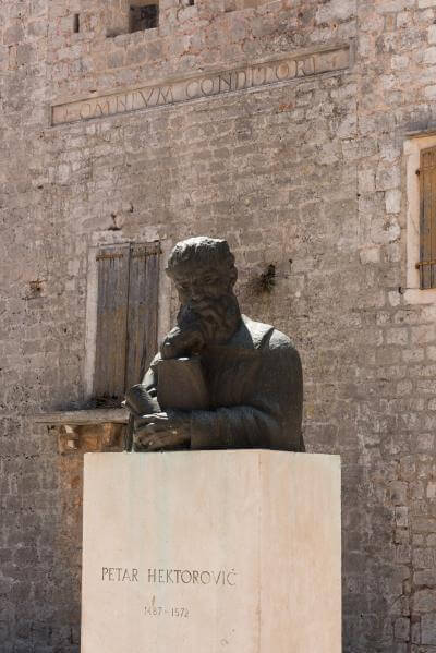 Poet's statue in front of the palace