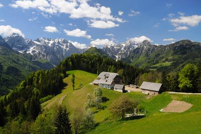 Slovenia photos - Klemenšek Farmhouse above Logarska Valley