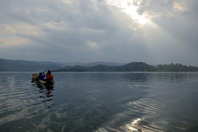 pictures of Uganda - Lake Bunyonyi Canoe Trip