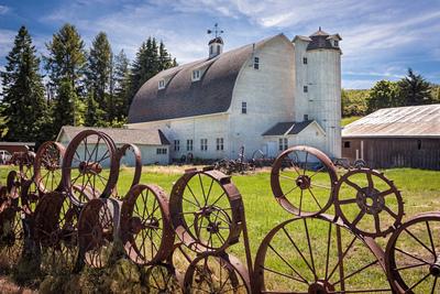 Dahmen Barn and Wagon Wheel Fence