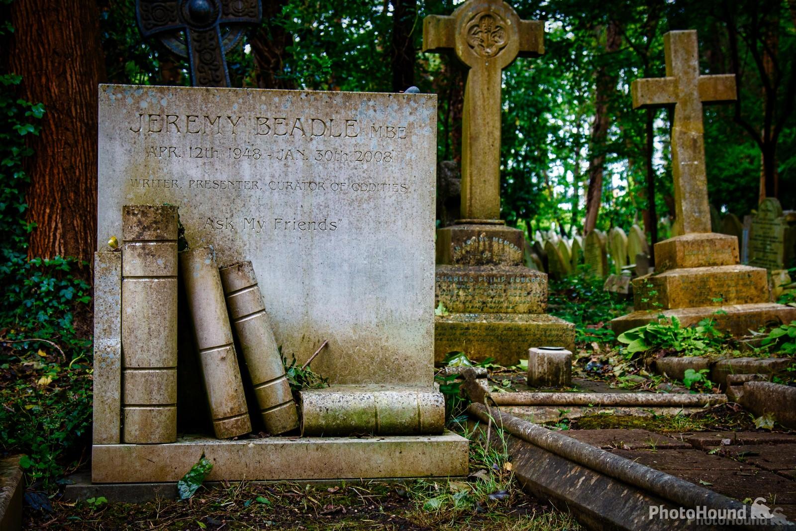 Image of Highgate Cemetery by Jules Renahan