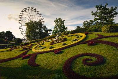 A cloudy late afternoon shot of the floral clock and ferris wheel.