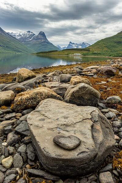 There are numerous interesting objects along the coastline of the fjord that can be used as a foreground.
