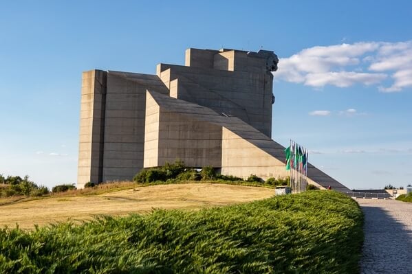 The outside of Shumen monument