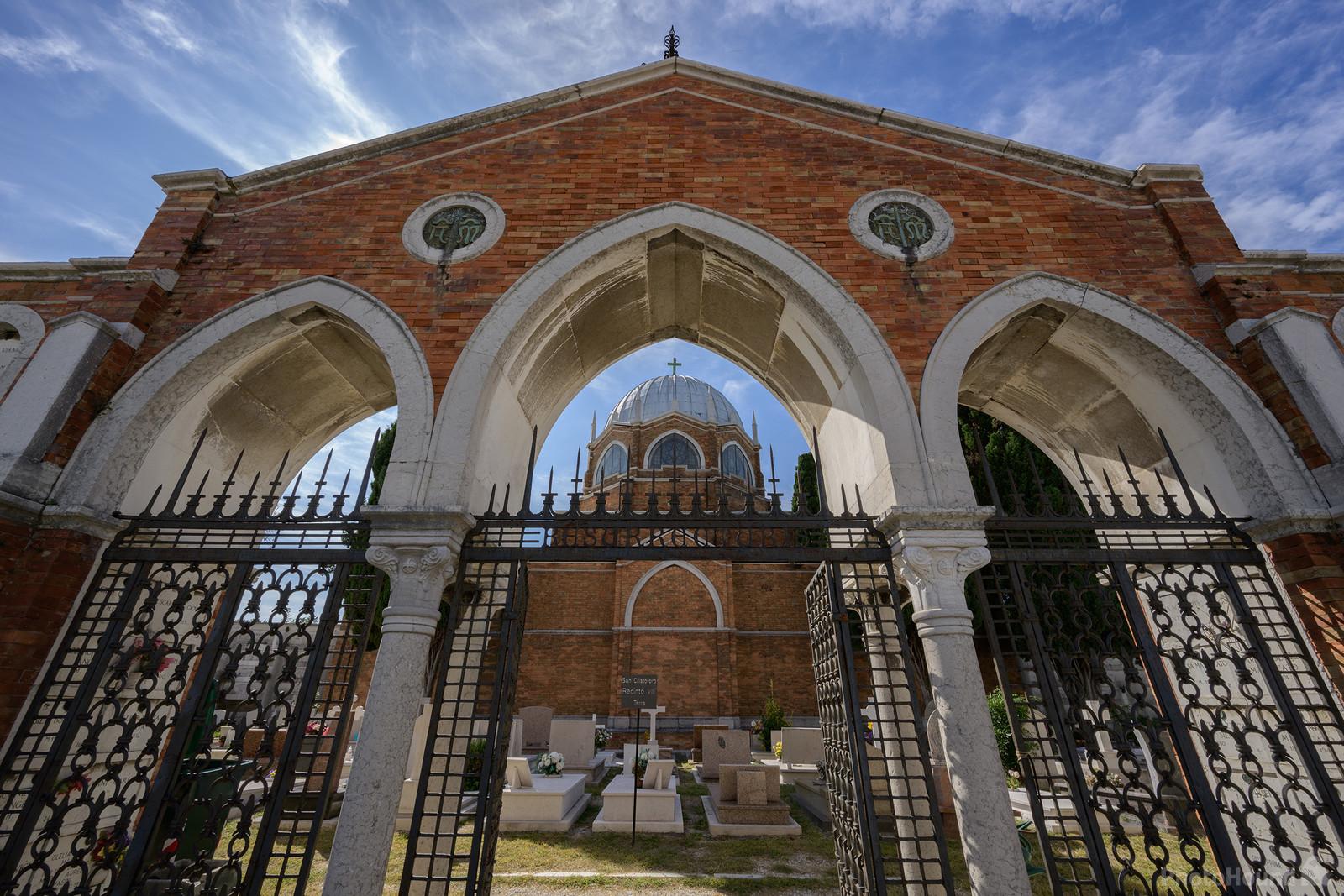 Image of Cimitero di San Michele by Luka Esenko