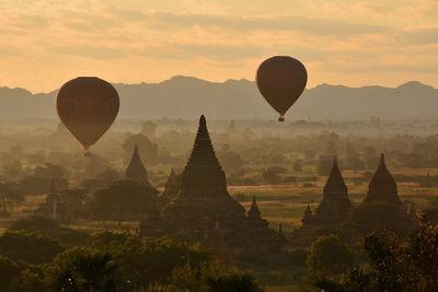 Myanmar (Burma) images - Balloons over Bagan