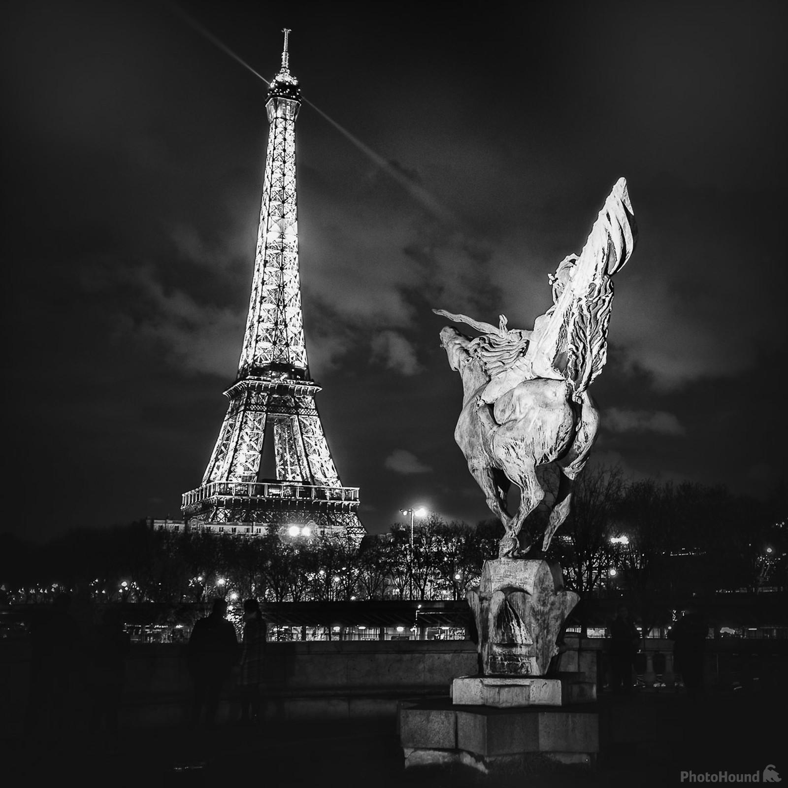 Image of La France Renaissante, Pont de Bir-Hakeim by Jo Whitnell