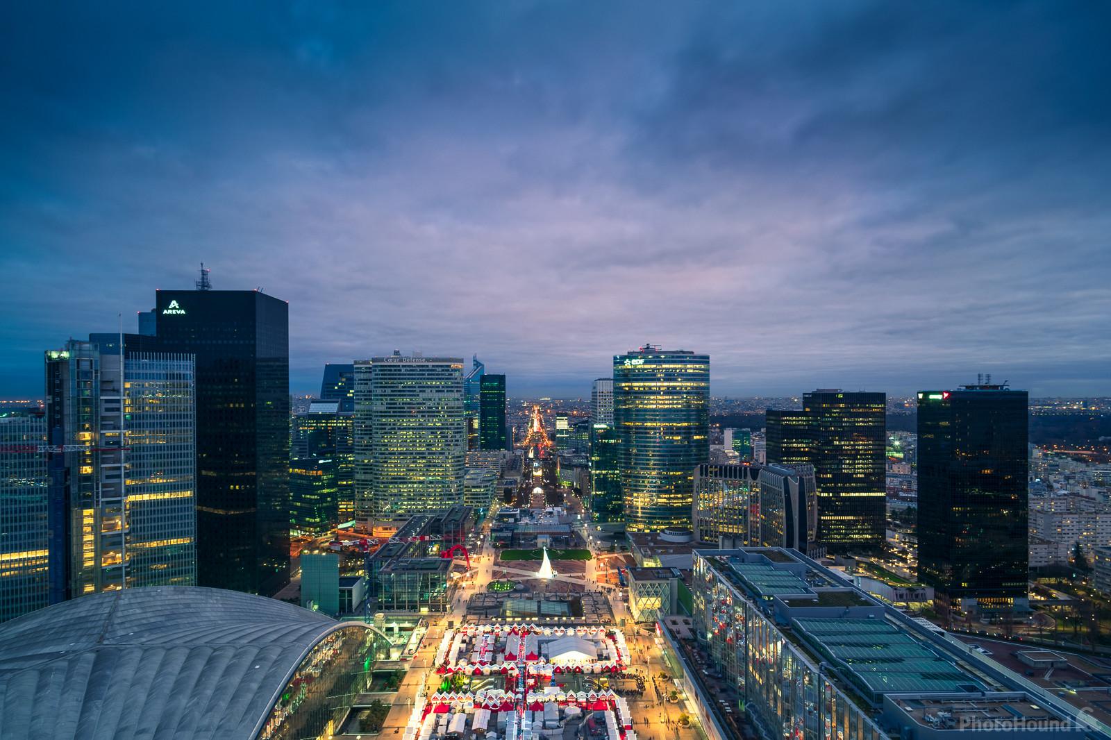 Image of Grande Arche - rooftop view by James Billings.
