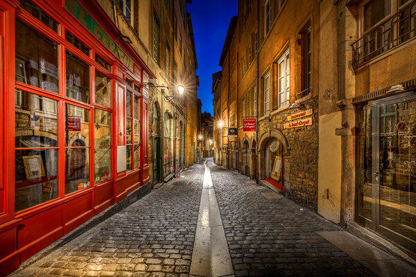 Blue hour in the Beef street in the old Lyon. 
It is a paved pedestrian street in the district of Old Lyon, in the 5th district of Lyon. Representative of Renaissance architecture of the district, it is bordered only by old houses, the sixteenth or seventeenth century. The street connects the stree of Gadagne which it extends after the square of "Petit-Collège" and the crossing of the "Chemin-Neuf" Climb, the "Bombarde" Street and the "Tramassac" Street which continues it.