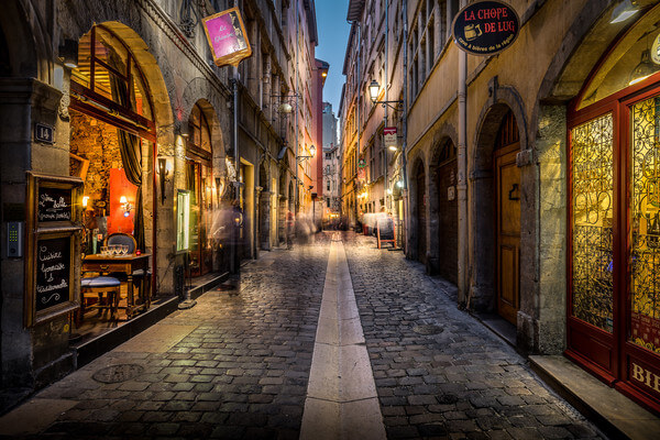 Blue hour in the Beef street in the old Lyon. 
It is a paved pedestrian street in the district of Old Lyon, in the 5th district of Lyon. Representative of Renaissance architecture of the district, it is bordered only by old houses, the sixteenth or seventeenth century. The street connects the stree of Gadagne which it extends after the square of "Petit-Collège" and the crossing of the "Chemin-Neuf" Climb, the "Bombarde" Street and the "Tramassac" Street which continues it.
