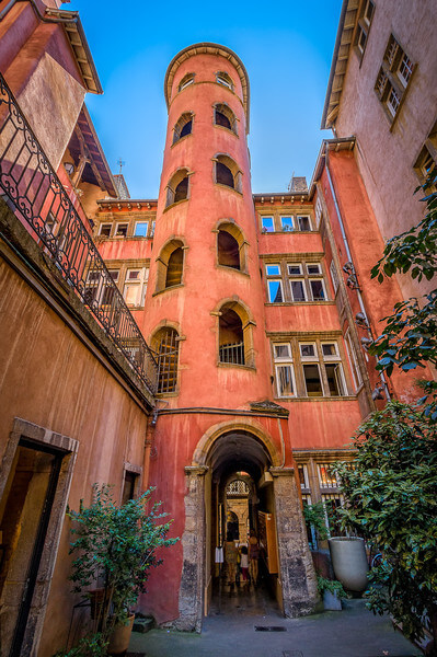 The Traboule of the pink tower is located in Lyon, in the old Lyon district (Saint-Jean, 5th arrondissement). This is one of the most remarkable neighborhood traboules, the reason for its color, but also the Tower that has its name. The most famous resident of the place is none other than King Henri IV, who spent a few days in 1600, during his marriage to Marie de Medici, celebrated as a Saint John Primate.