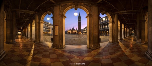 San Marco square, always crowded, looks like another place at dawn. Under the porch, near the Correr Museum, you can try interesting panoramas