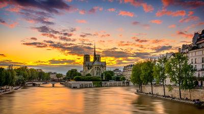 End of the sunny day on the Ile de la Cité and on the Cathedral Notre Dame of Paris seen from the Tournelle bridge.