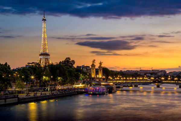 Blue hour on  the Eiffel Tower ( "Copyright Tour Eiffel - illuminations Pierre Bideau") and the Pont Alexandre III seen the Pont de la Concorde.
In the background, you can also see the Palais de Chaillot.