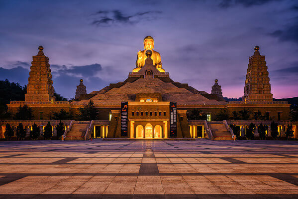 Sunset view of the main hall and the giant Buddha statue