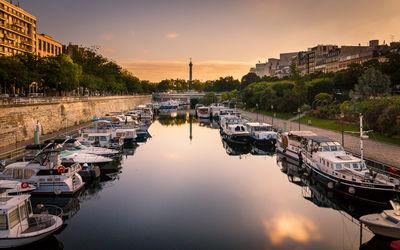 Color of Start of day an the Port de l'Arsenal in Paris. In the background, you can see the Colonne de Juillet located in the middle of the Place de la Bastille.